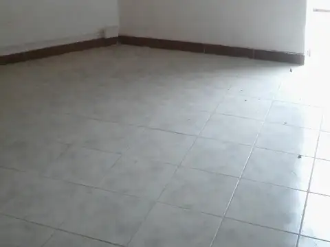ALQUILER CASA ESQUINA EN GODOY CRUZ, LIMITE CIUDAD. UN DORMITORIO