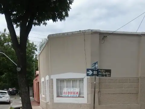 ALQUILER CASA ESQUINA EN GODOY CRUZ, LIMITE CIUDAD. UN DORMITORIO
