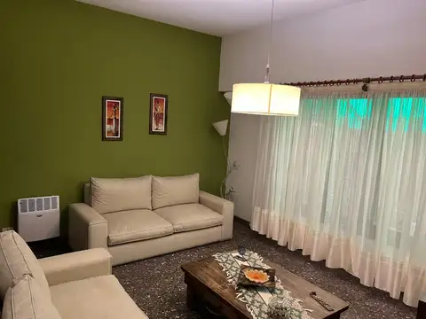 RETASADO    CASA MULTIFAMILIAR, COCHERA PARA VARIOS AUTOS Y AMPLIO JARDÍN