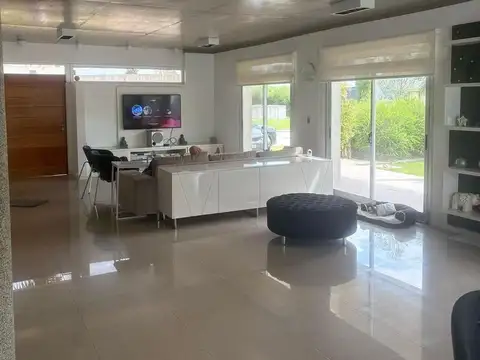 Casa en Alquiler con 2 cocheras