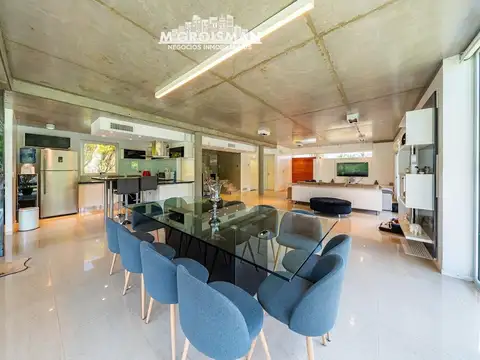 Casa en Alquiler con 2 cocheras