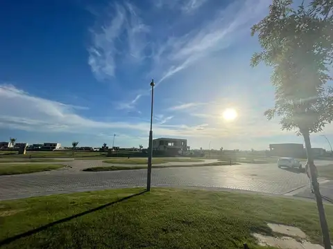 Lote en esquina con orientación noreste en Barrio Riberas - venta - Puertos