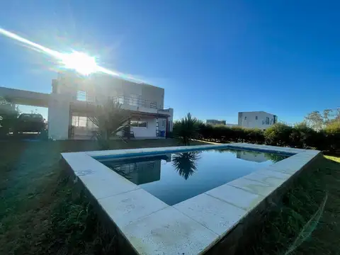 Casa 4 ambientes con 3 baños