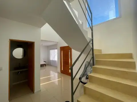 Casa en Venta con 3 cocheras