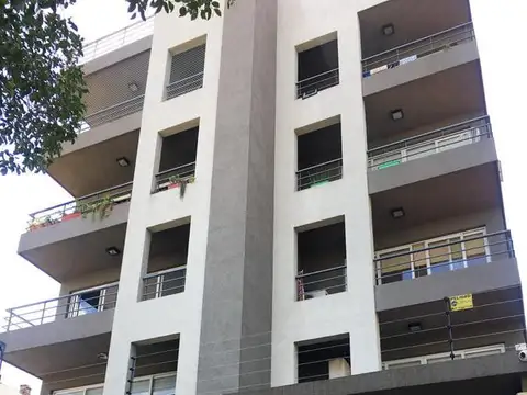 Departamento dos ambientes con patio y cochera en venta en Ituzaingó Norte