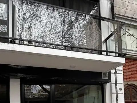 moderno local a estrenar sobre Alsina al 2100 en Balvanera