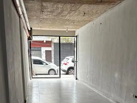 moderno local a estrenar sobre Alsina al 2100 en Balvanera