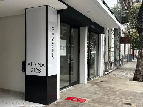 moderno local a estrenar sobre Alsina al 2100 en Balvanera
