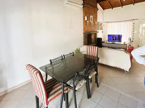 Casa 4 ambientes con 2 baños