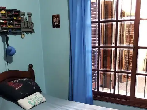 VENTA - CHALET 5 AMBIENTES C/PARQUE Y GARAGE! BANFIELD