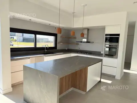 Casa en Alquiler con 3 cocheras
