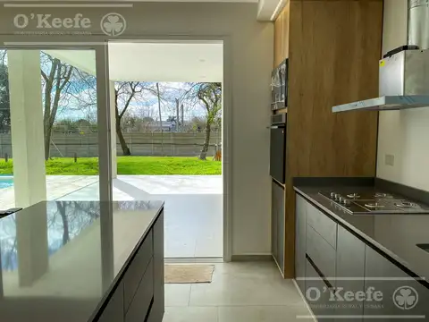 Casa en Alquiler con 2 cocheras