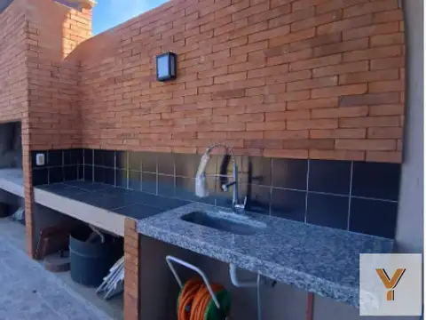Casa en venta - 2 Dormitorios 2 Baños - Icho Cruz