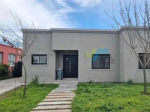 Casa Chalet  en Venta en Santa Lucia, Pilar del Este, Pilar