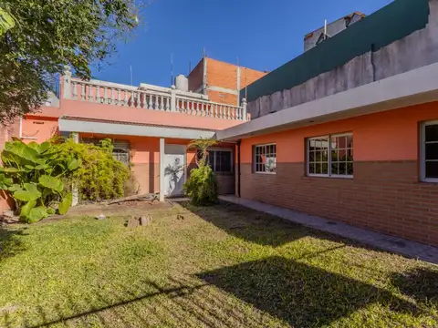 CASA 5 AMB EN VENTA CON PILETA EN CENTRO LAFERRERE