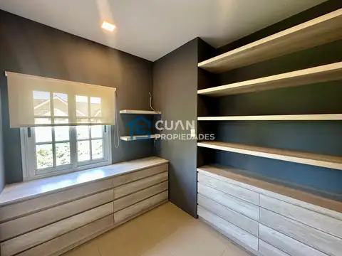 Casa en Alquiler con 4 cocheras
