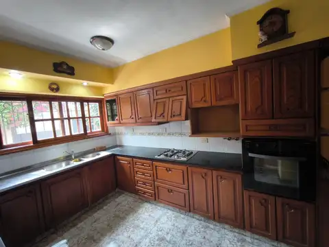 Casa en Venta con 3 cocheras