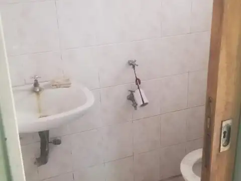 EN VENTA EN EL PALOMAR, CASA EN ESQUINA + LOCAL; CON COCHERA 3 AMBIENTES - FICHA 8105