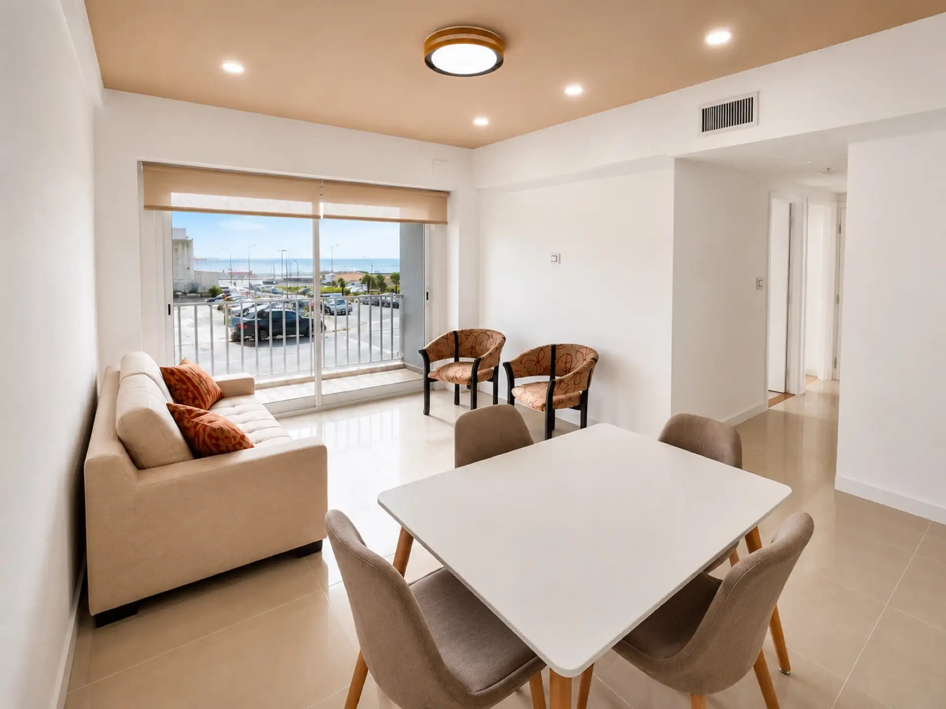 Departamento de 3 ambientes a la calle con balcón y vista al mar