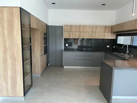 MODERNA CASA A ESTRENAR EN GREENVILLE