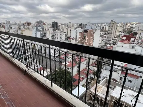 Venta Departamento de 4 ambientes en Flores. Con amplio balcón y vista abierta
