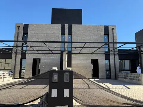 Dúplex de 2 Dormitorios | Jardín, Asador y Cochera Doble | Quebradas de Manantiales