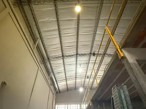 Alquiler Galpón Depósito 427 m² en Virreyes | Zonificación C3, Portón 4x4.10m y Próximo a Panamerica