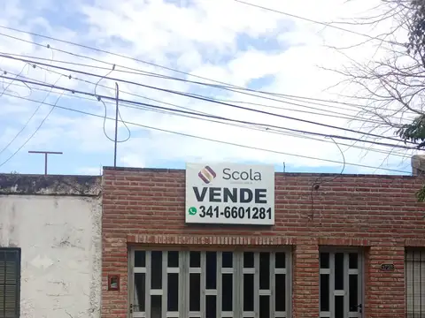 Casa al frente, un dormitorio mas patio y cochera a la venta en Cristalería - Scola Inmobiliaria -.