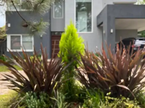 Casa en venta - 4 Dormitorios 3 Baños - Cochera - 1.320Mts2 - La Plata