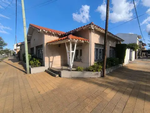 Casa en Venta 4 ambientes Quincho y Cochera