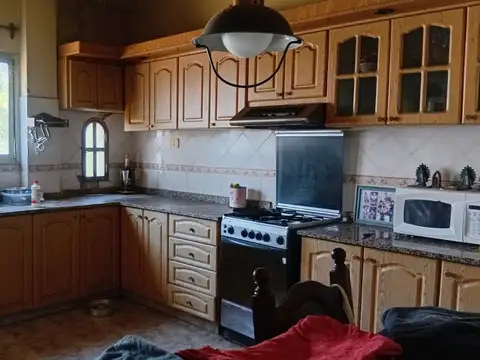 VENTA LOCAL + CASA SOBRE ACCESO OESTE INVERSION!