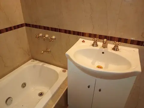 PISO UNICO TIPO CASA 3 AMB AMPLIOS ENTRADA INDEPENDIENTE SIN EXPENSAS EXCELENTE UBICACION..