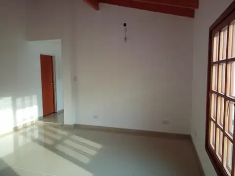 DUEÑO VENDE PISO UNICO TIPO CASA 3 AMB AMPLIOS SUP TOTAL 67,85 M2 ENTRADA INDEPENDIENTE SIN EXPENSAS EXCELENTE UBICACION..