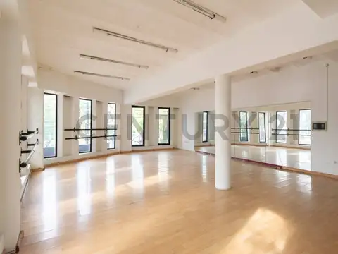 Local Comercial en Esquina – Ideal Instituto / Productora / Oficinas