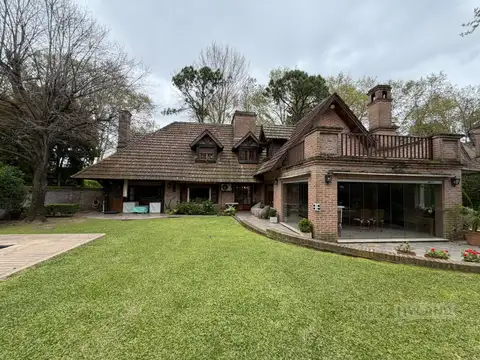Casa en Venta con 2 cocheras