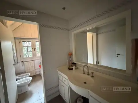 Casa ladrillo a la vista, 2 plantas, en barrio Schoenstatt, Lomas de San Isidro