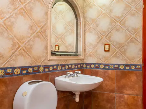 CASA EN VENTA VILLA REBECA CON DEPTO ZONA SUR