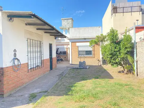 VENTA CASA C/ QUINCHO Y PATIO A METROS DE AV MITRE