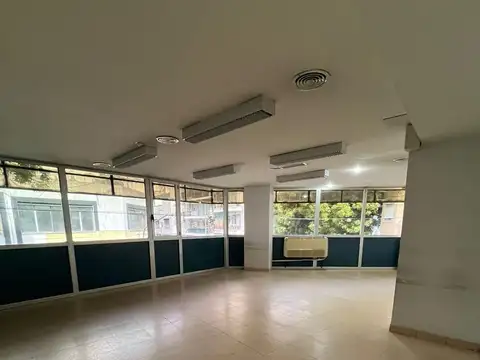Amplia Oficina / Consultorio / Despachos - VENTA - Larrea esq San Luis 