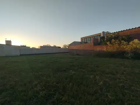 TERRENO DE 200m2 EN INGRESO A ANGEL GALLARDO