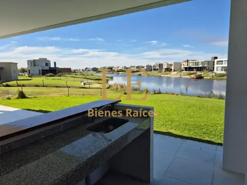 Casa en Venta con 4 cocheras