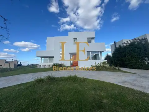 VENTA CASA EN EL NAUDIR A LA LAGUNA