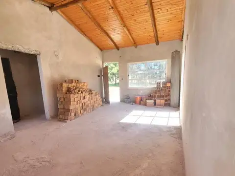 Lote en excelente zona con construcción a terminar