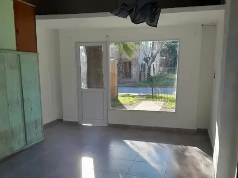 Local en Alquiler en Salvador María, $ 350.000