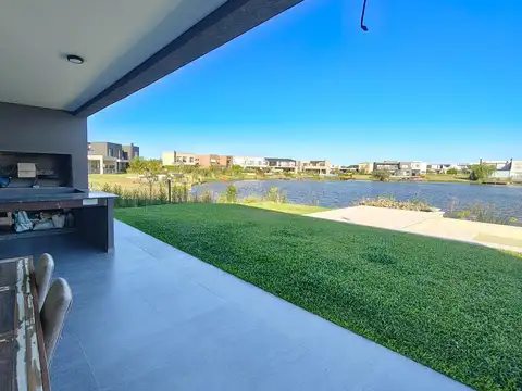 Casa en Venta con 4 cocheras