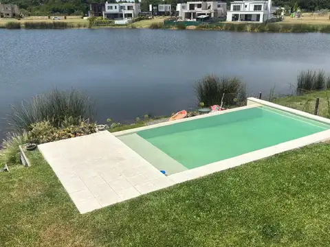 Moderna casa venta B° Santa Ana s/laguna c/pileta Villanueva