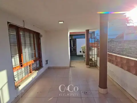 Casa 7 ambientes con 2 baños