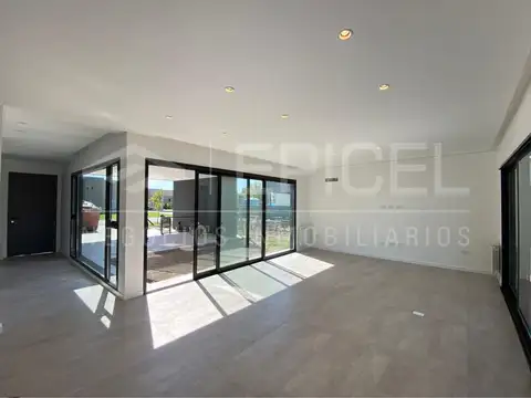 Casa 5 ambientes con 4 baños