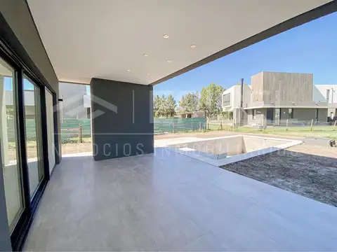 Casa 5 ambientes con 4 baños