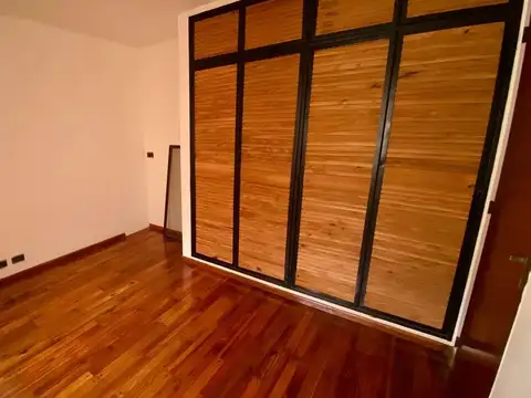 Casa 7 ambientes con 2 baños